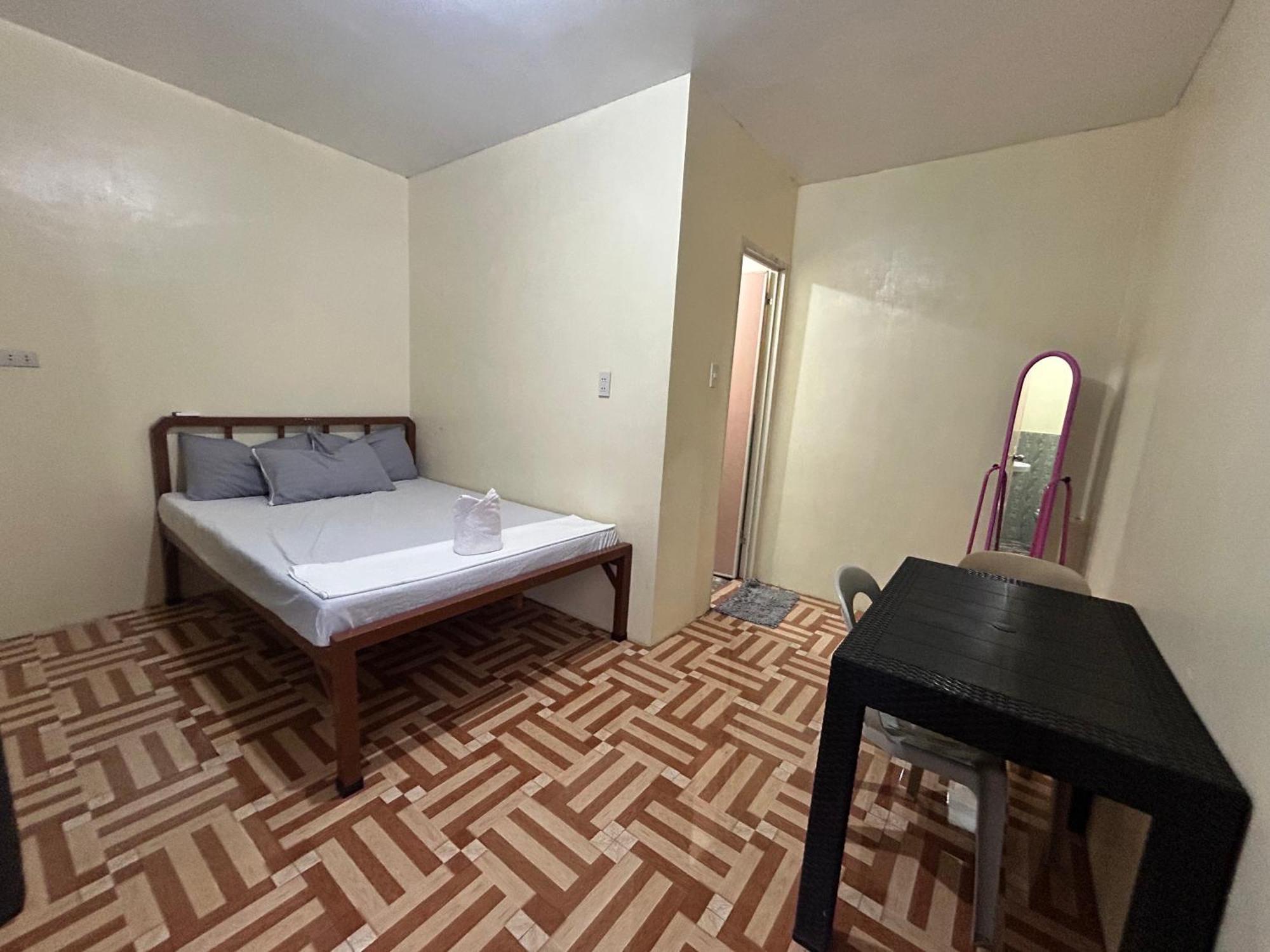 Carillo Guest House โกรอน ภายนอก รูปภาพ