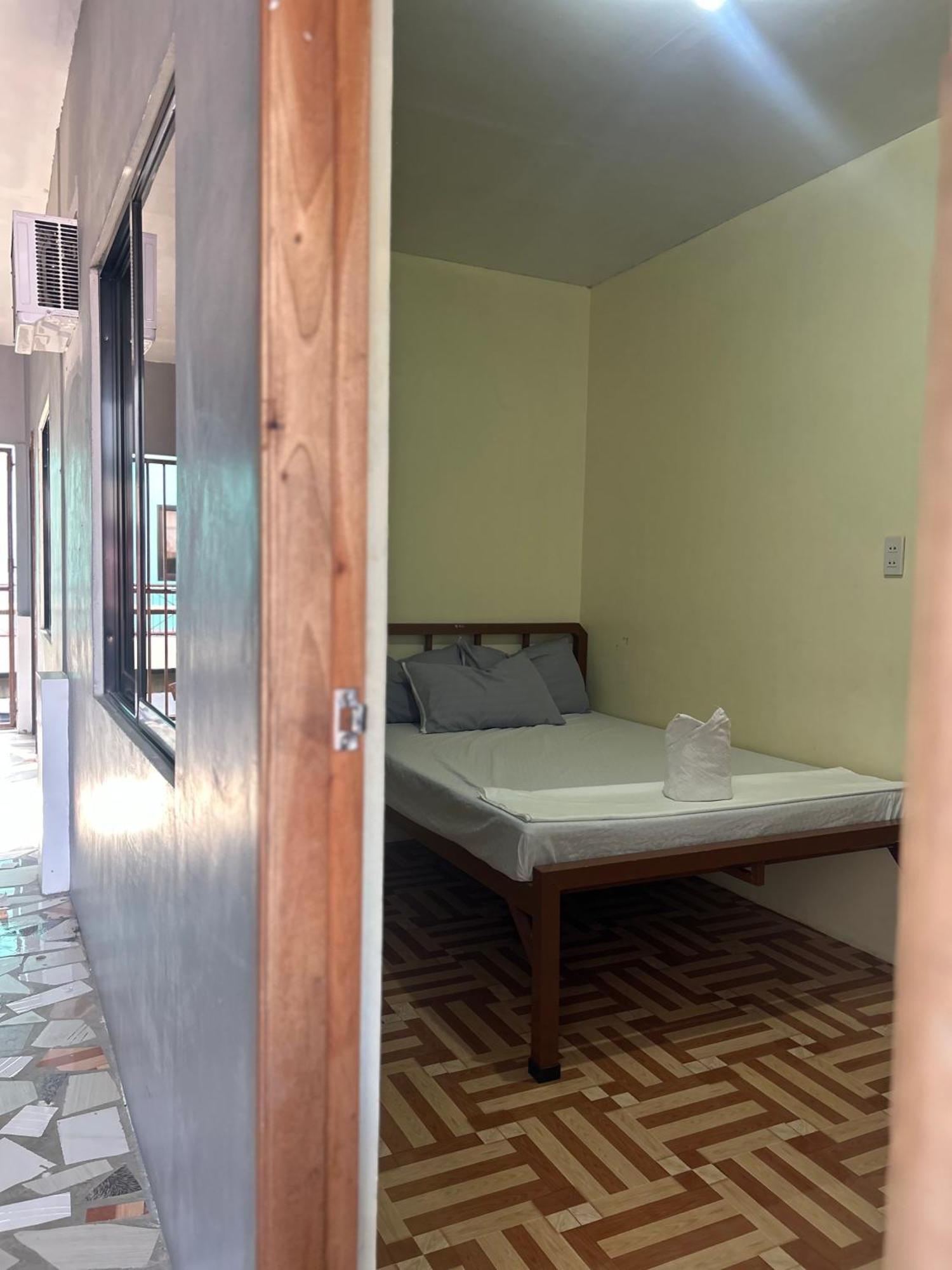 Carillo Guest House โกรอน ภายนอก รูปภาพ